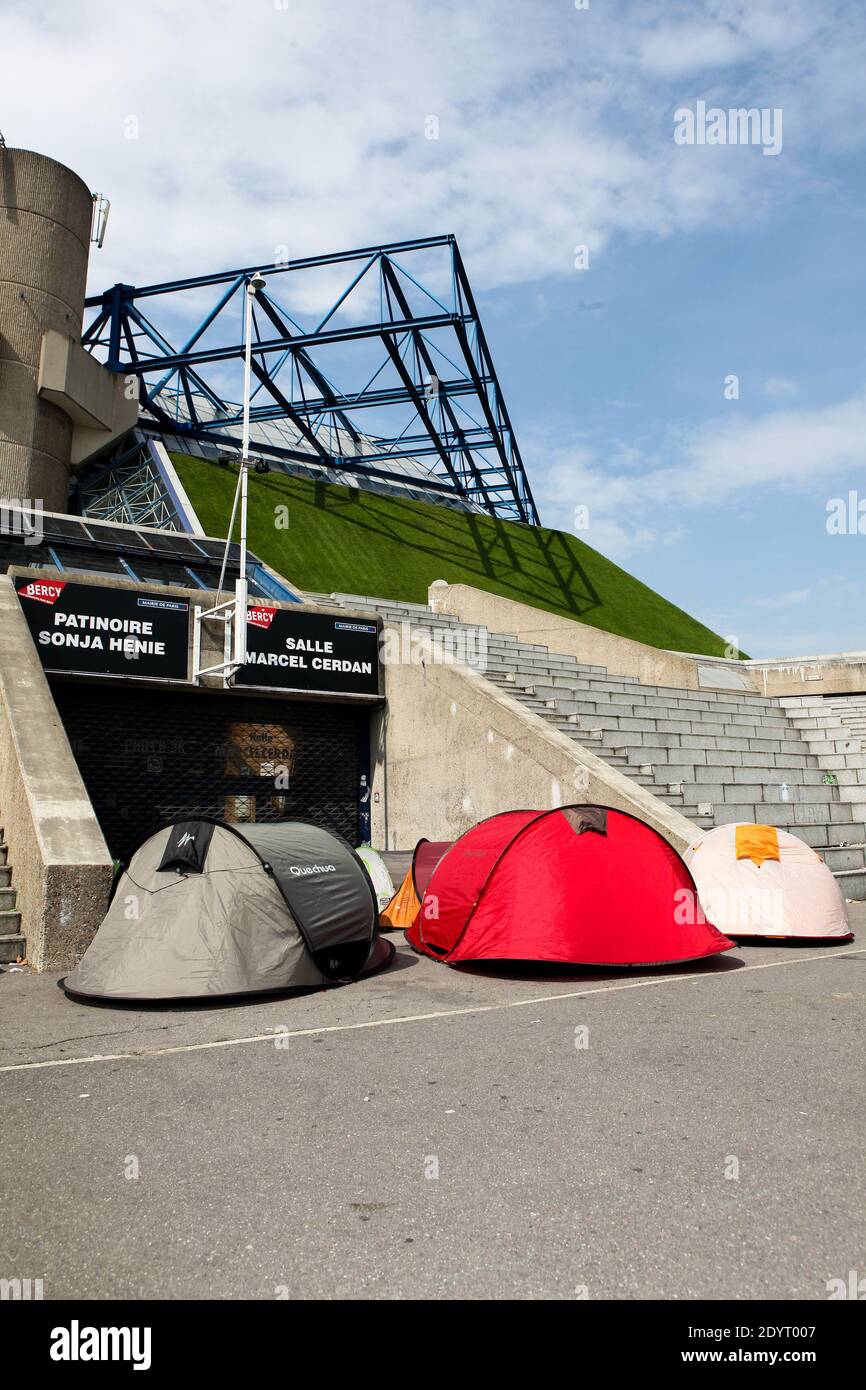 Les fans de Mylène Farmer ont installé un camp depuis le 11 août 2013, en face du Palais Omnisports Paris Bercy à Paris, France, le 26 août 2013 pour le concert de Mylène Farmers, le 7 septembre 2013. Photo de Audrey Poree/ABACAPRESS.COM Banque D'Images