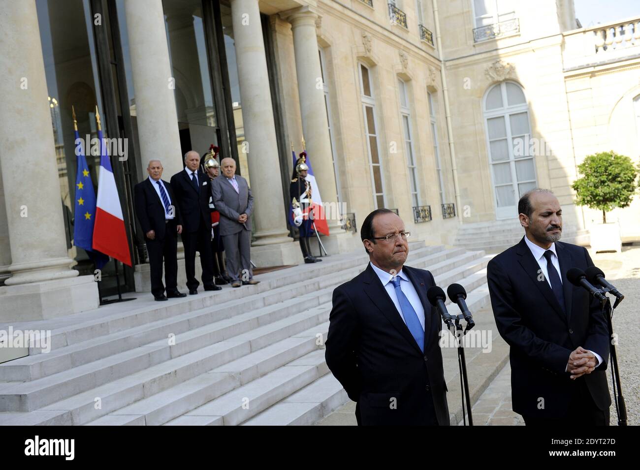 Le président François Hollande et Ahmad al-Assi al-Jarba, président de la Coalition nationale pour les forces de la Révolution et de l'opposition syriennes (CNS), s'expriment devant les médias avant leur rencontre au palais présidentiel de l'Elysée à Paris, en France, le 29 août 2013. Photo de Mousse/ABACAPRESS. COM Banque D'Images