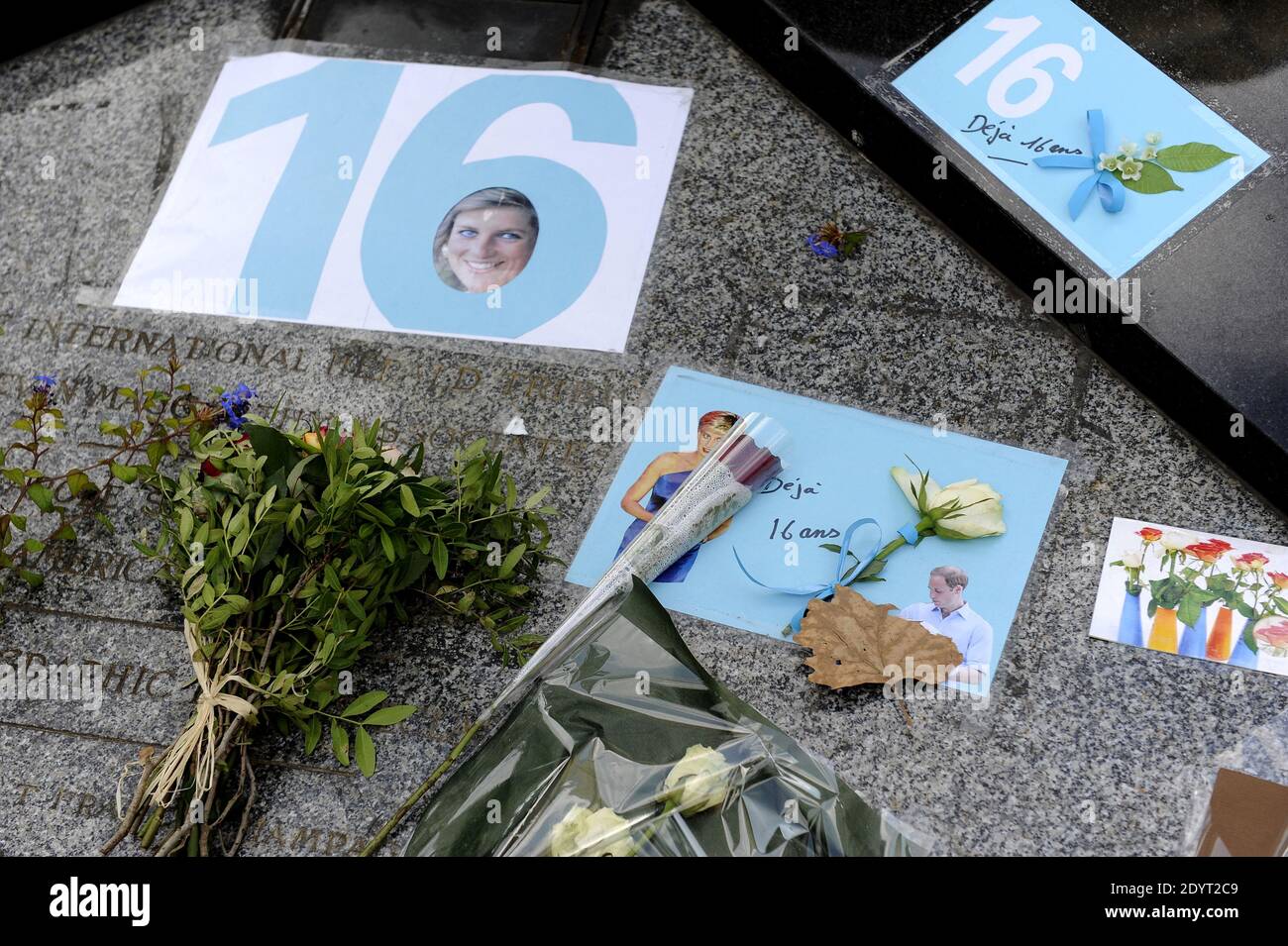 Vue de la flamme de la liberté, devenue un mémorial officieux de la princesse Diana, est photographiée avant le 16e anniversaire de sa mort, près du site de l'accident de voiture dans le tunnel du Pont de l'Alma, à Paris, en France, le 29 août 2013. Photo de Mousse/ABACAPRESS.COM Banque D'Images