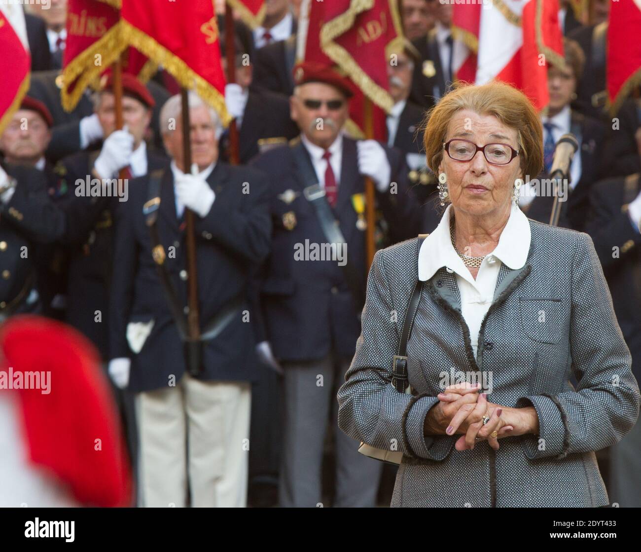L'épouse du défunt vétéran français Helie Denoix de SaintMarc rend hommage à son mari alors qu L'épouse du défunt vétéran français Helie Denoix de SaintMarc rend hommage à son mari alors qu
