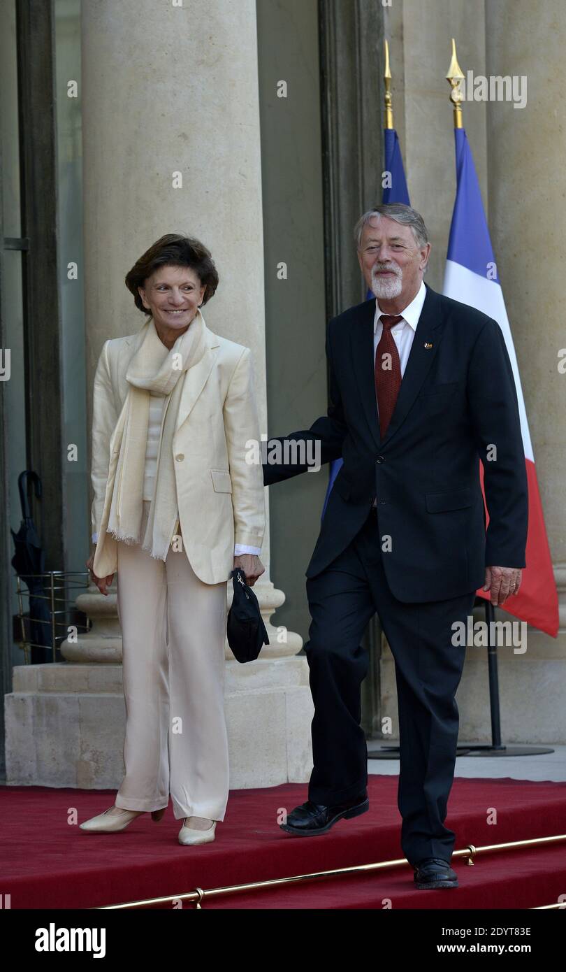 La ministre française junior pour les personnes âgées Michele Delaunay avec son mari arrive à un dîner d'Etat pour le président allemand Joachim Gauck à l'Elysée Palace le 3 septembre 2013 à Paris, France. Photo de Mousse/ABACAPRESS.COM Banque D'Images