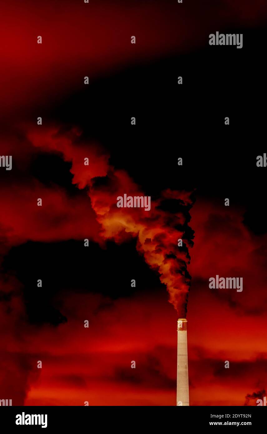Image de concept d'un fumkestack déversant la pollution dans un ciel rouge vif Banque D'Images