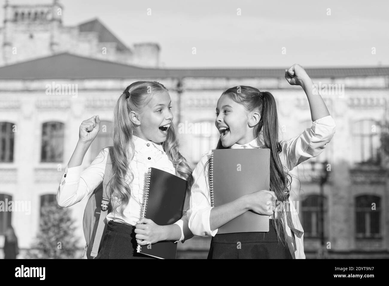 Osez gagner. Les heureux gagnants célèbrent le plein air. Les filles heureux font le geste du gagnant. Gagnants du concours scolaire. Célébrer la victoire ou le succès. Champions suprêmes. Nous avons le plaisir d'annoncer les gagnants. Banque D'Images