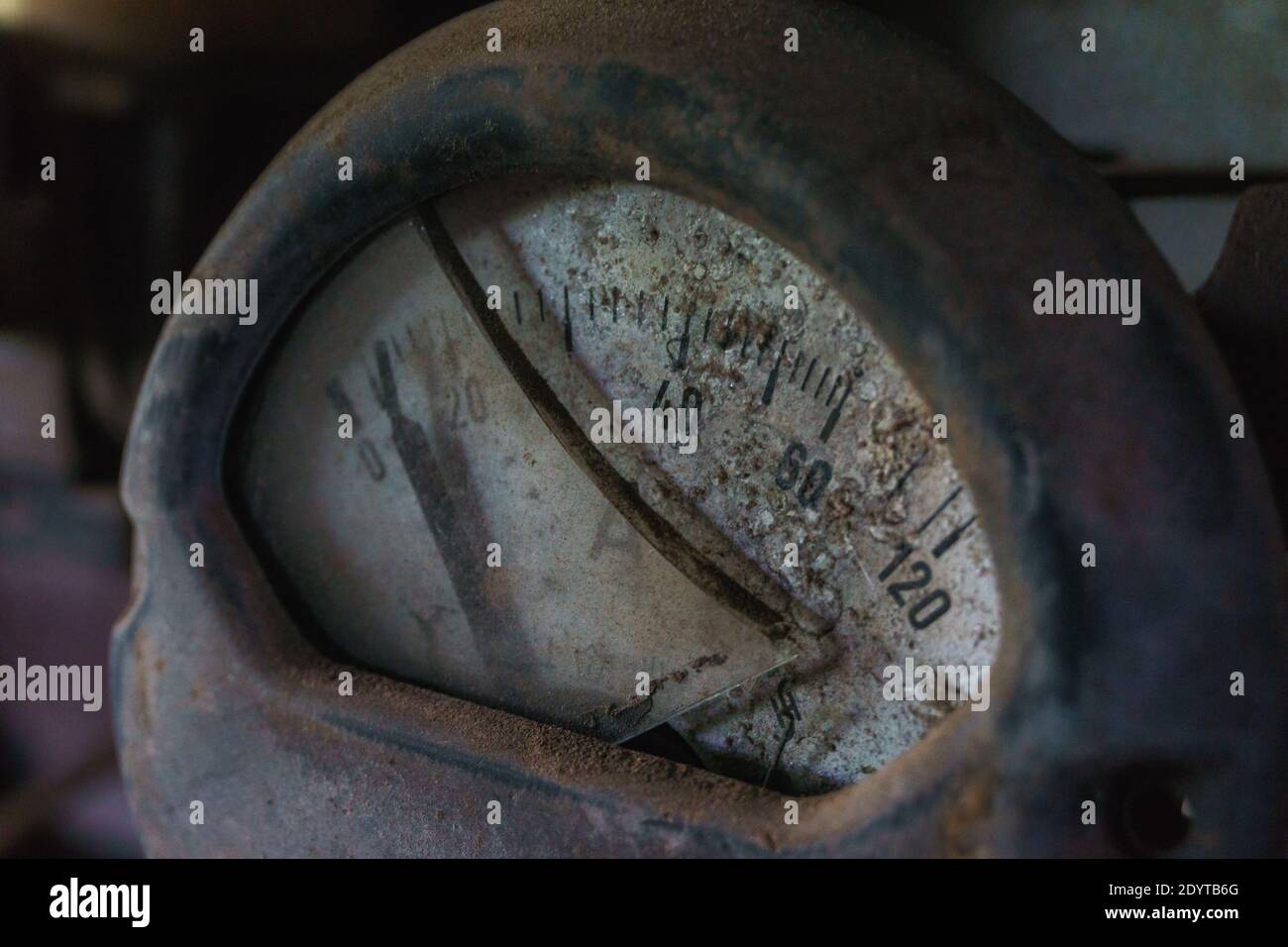 détail d'un ancien ampèremètre dont le verre est cassé ancienne usine industrielle Banque D'Images