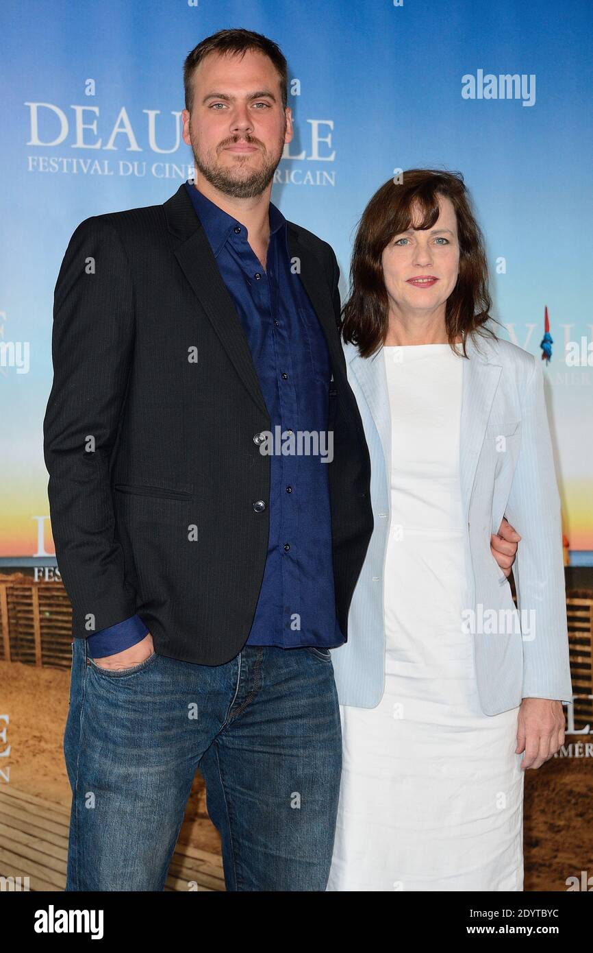 Jim Mickle et Linda Moran posant au photocall « nous sommes ce que nous sommes » dans le cadre du 39e Festival du film américain de Deauville à Deauville, en France, le 6 septembre 2013. Photo de Nicolas Briquet/ABACAPRESS.COM Banque D'Images