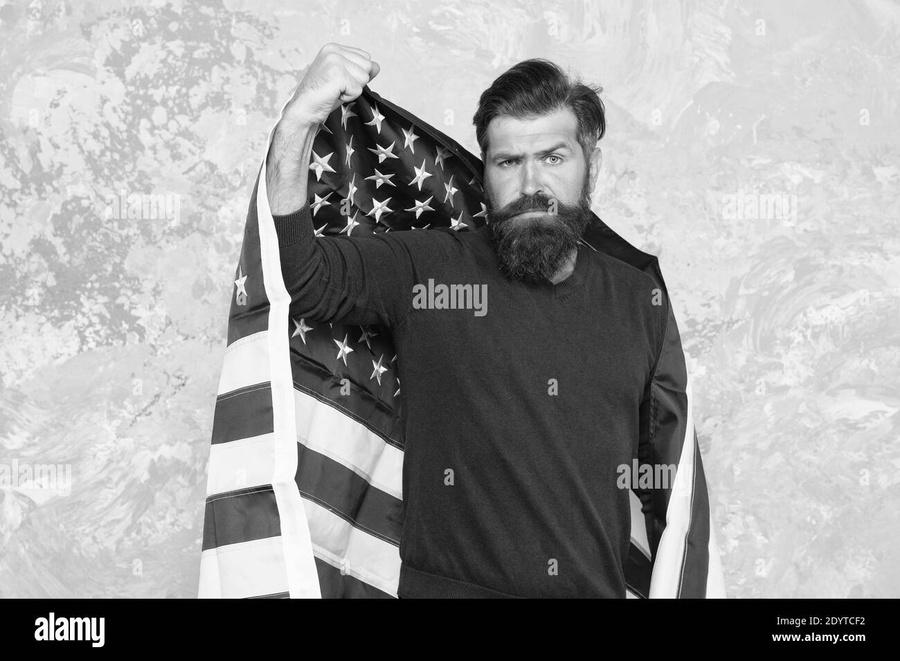 Croire en l'Amérique. Jour de l'indépendance. Célébration de la liberté. Éducation patriotique. Système juridique en amérique. Homme mature confiant au drapeau américain. Homme barbu étudiant la langue anglaise. 4 juillet. Banque D'Images