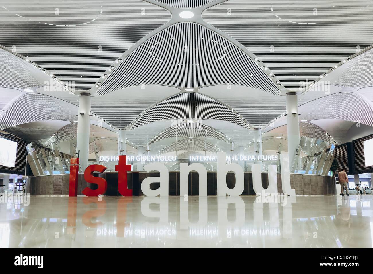 Lettres d'Istanbul en rouge et blanc à l'intérieur de l'aéroport d'Istanbul pour prendre des photos. Istanbul, Turquie - 27 septembre 2019 Banque D'Images