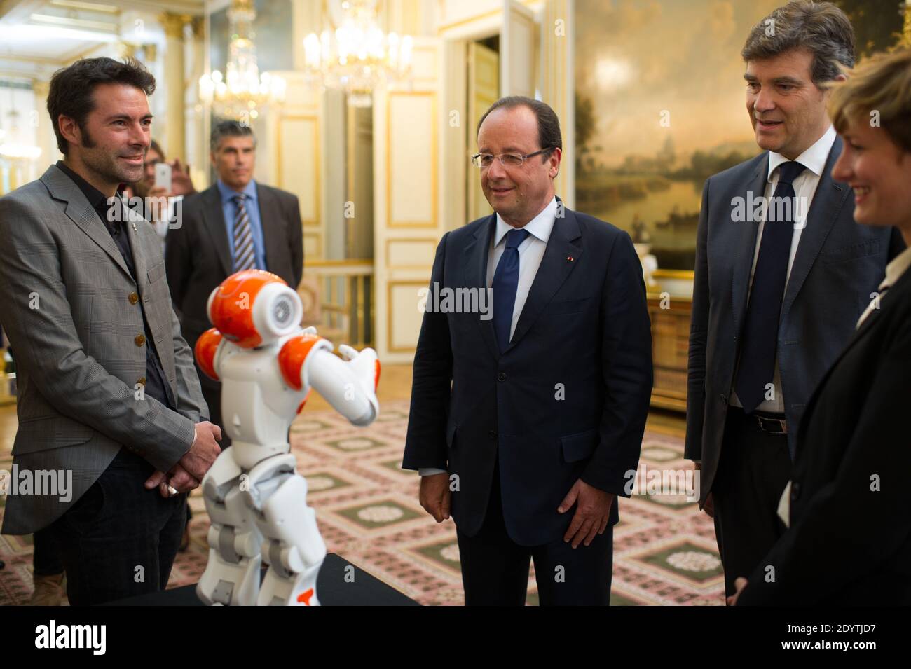 Le président français François Hollande est détenteur d'un robot humanoïde Nao de la société Aldebaran Robotics lorsqu'il visite une exposition sur le design et la technologie industriels français à l'Elysée Palace de Paris, France, le 12 septembre 2013. Chez R, ministre français de la reprise industrielle Arnaud Montebourg. Photo de Thierry Orban/ABACAPRESS.COM Banque D'Images