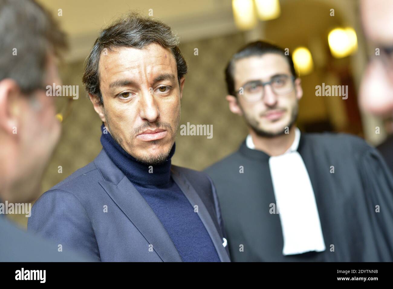 L'ancien avocat français Karim Achoui, flanqué de ses avocats, arrive au palais de justice pour le premier jour du procès des six hommes, membres du crime organisé, qui auraient tenté sa vie en 2007, à Paris, en France, le 17 septembre 2013. Photo de Mousse/ABACAPRESS.COM Banque D'Images L'ancien avocat français Karim Achoui, flanqué de ses avocats, arrive au palais de justice pour le premier jour du procès des six hommes, membres du crime organisé, qui auraient tenté sa vie en 2007, à Paris, en France, le 17 septembre 2013. Photo de Mousse/ABACAPRESS.COM Banque D'Images