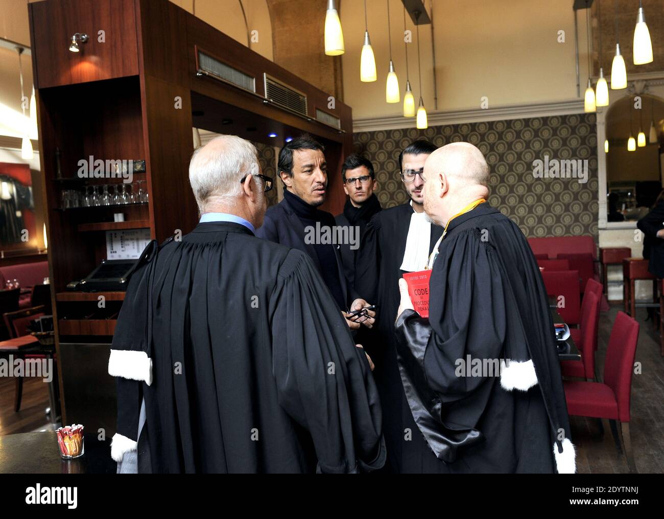L'ancien avocat français Karim Achoui, flanqué de ses avocats, arrive au palais de justice pour le premier jour du procès des six hommes, membres du crime organisé, qui auraient tenté sa vie en 2007, à Paris, en France, le 17 septembre 2013. Photo de Mousse/ABACAPRESS.COM Banque D'Images L'ancien avocat français Karim Achoui, flanqué de ses avocats, arrive au palais de justice pour le premier jour du procès des six hommes, membres du crime organisé, qui auraient tenté sa vie en 2007, à Paris, en France, le 17 septembre 2013. Photo de Mousse/ABACAPRESS.COM Banque D'Images