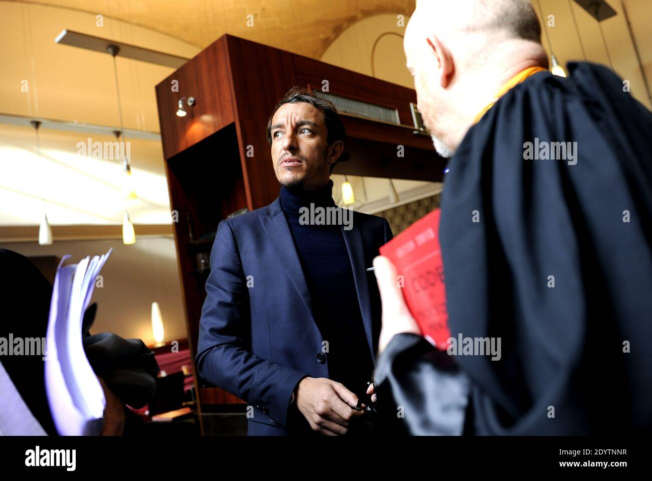 L'ancien avocat français Karim Achoui, flanqué de ses avocats, arrive au palais de justice pour le premier jour du procès des six hommes, membres du crime organisé, qui auraient tenté sa vie en 2007, à Paris, en France, le 17 septembre 2013. Photo de Mousse/ABACAPRESS.COM Banque D'Images L'ancien avocat français Karim Achoui, flanqué de ses avocats, arrive au palais de justice pour le premier jour du procès des six hommes, membres du crime organisé, qui auraient tenté sa vie en 2007, à Paris, en France, le 17 septembre 2013. Photo de Mousse/ABACAPRESS.COM Banque D'Images