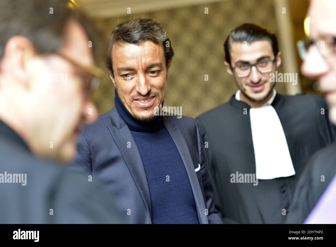 L'ancien avocat français Karim Achoui, flanqué de ses avocats, arrive au palais de justice pour le premier jour du procès des six hommes, membres du crime organisé, qui auraient tenté sa vie en 2007, à Paris, en France, le 17 septembre 2013. Photo de Mousse/ABACAPRESS.COM Banque D'Images L'ancien avocat français Karim Achoui, flanqué de ses avocats, arrive au palais de justice pour le premier jour du procès des six hommes, membres du crime organisé, qui auraient tenté sa vie en 2007, à Paris, en France, le 17 septembre 2013. Photo de Mousse/ABACAPRESS.COM Banque D'Images