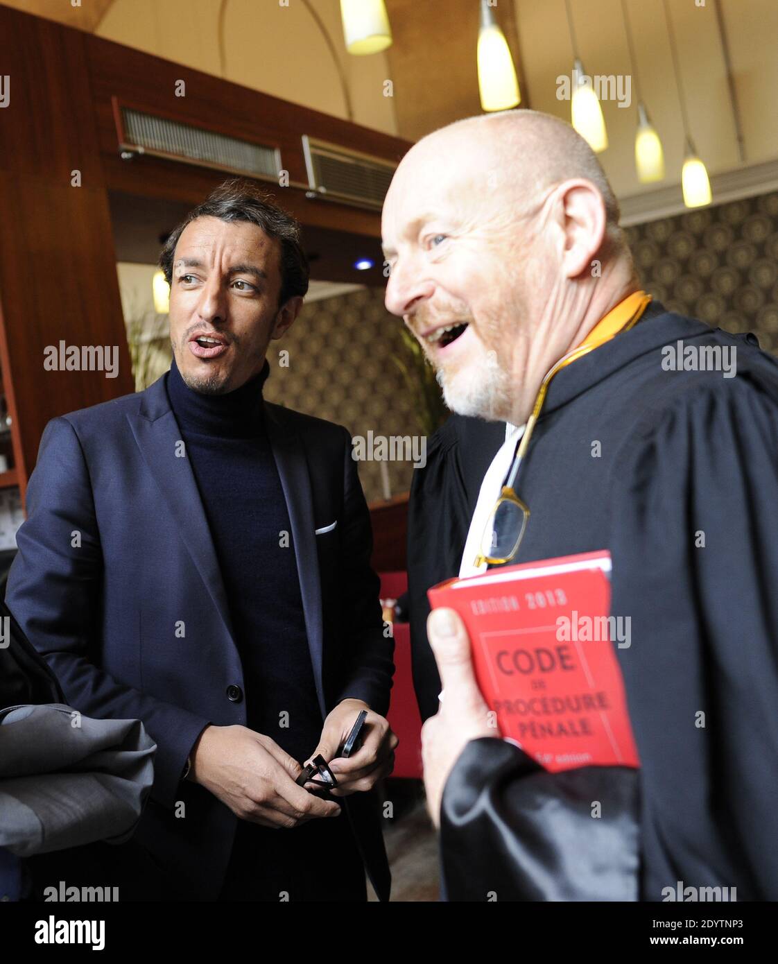 L'ancien avocat français Karim Achoui, flanqué de ses avocats, arrive au palais de justice pour le premier jour du procès des six hommes, membres du crime organisé, qui auraient tenté sa vie en 2007, à Paris, en France, le 17 septembre 2013. Photo de Mousse/ABACAPRESS.COM Banque D'Images L'ancien avocat français Karim Achoui, flanqué de ses avocats, arrive au palais de justice pour le premier jour du procès des six hommes, membres du crime organisé, qui auraient tenté sa vie en 2007, à Paris, en France, le 17 septembre 2013. Photo de Mousse/ABACAPRESS.COM Banque D'Images