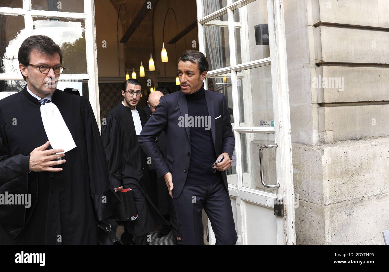 L'ancien avocat français Karim Achoui, flanqué de ses avocats, arrive au palais de justice pour le premier jour du procès des six hommes, membres du crime organisé, qui auraient tenté sa vie en 2007, à Paris, en France, le 17 septembre 2013. Photo de Mousse/ABACAPRESS.COM Banque D'Images L'ancien avocat français Karim Achoui, flanqué de ses avocats, arrive au palais de justice pour le premier jour du procès des six hommes, membres du crime organisé, qui auraient tenté sa vie en 2007, à Paris, en France, le 17 septembre 2013. Photo de Mousse/ABACAPRESS.COM Banque D'Images