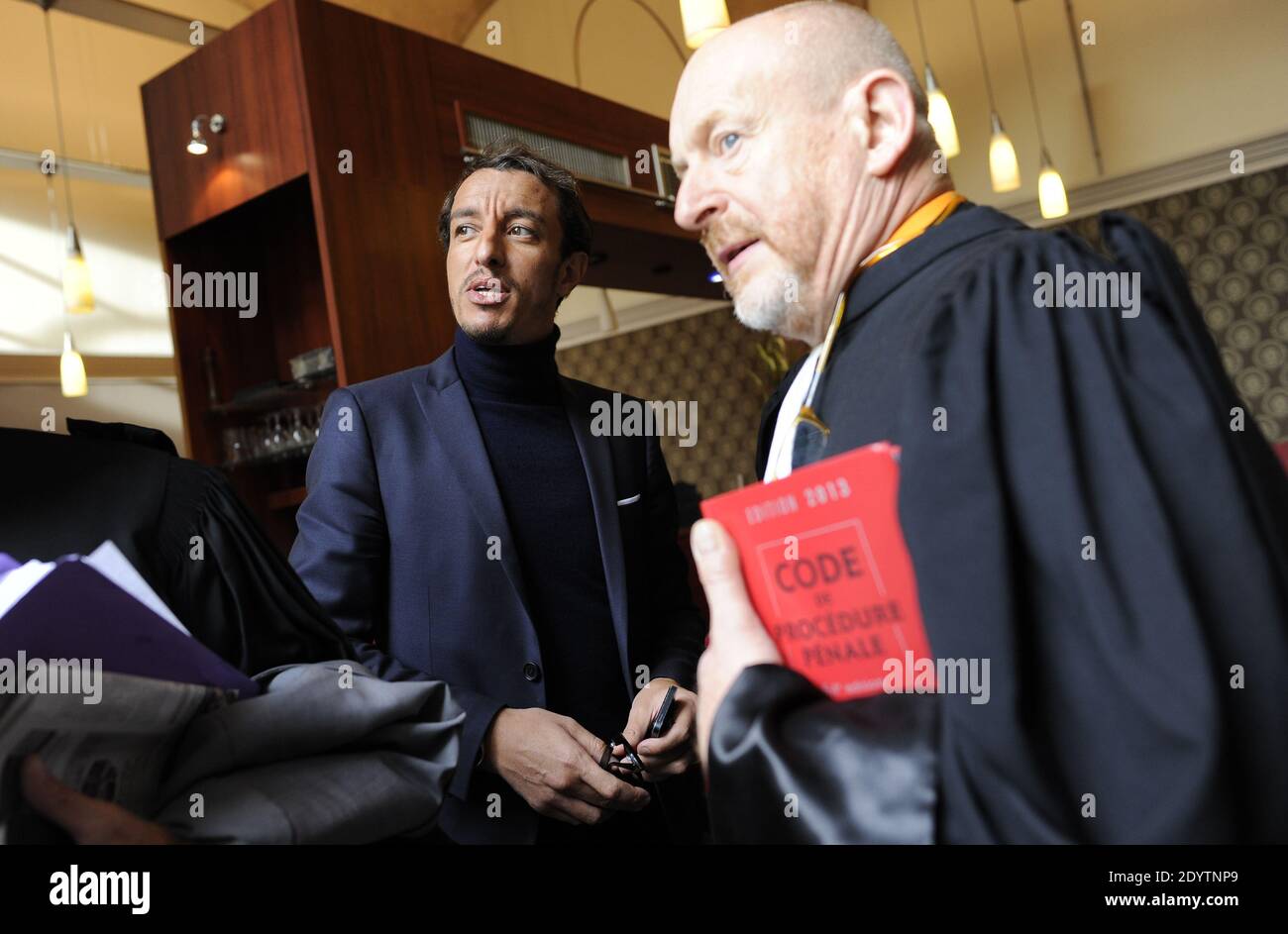 L'ancien avocat français Karim Achoui, flanqué de ses avocats, arrive au palais de justice pour le premier jour du procès des six hommes, membres du crime organisé, qui auraient tenté sa vie en 2007, à Paris, en France, le 17 septembre 2013. Photo de Mousse/ABACAPRESS.COM Banque D'Images L'ancien avocat français Karim Achoui, flanqué de ses avocats, arrive au palais de justice pour le premier jour du procès des six hommes, membres du crime organisé, qui auraient tenté sa vie en 2007, à Paris, en France, le 17 septembre 2013. Photo de Mousse/ABACAPRESS.COM Banque D'Images