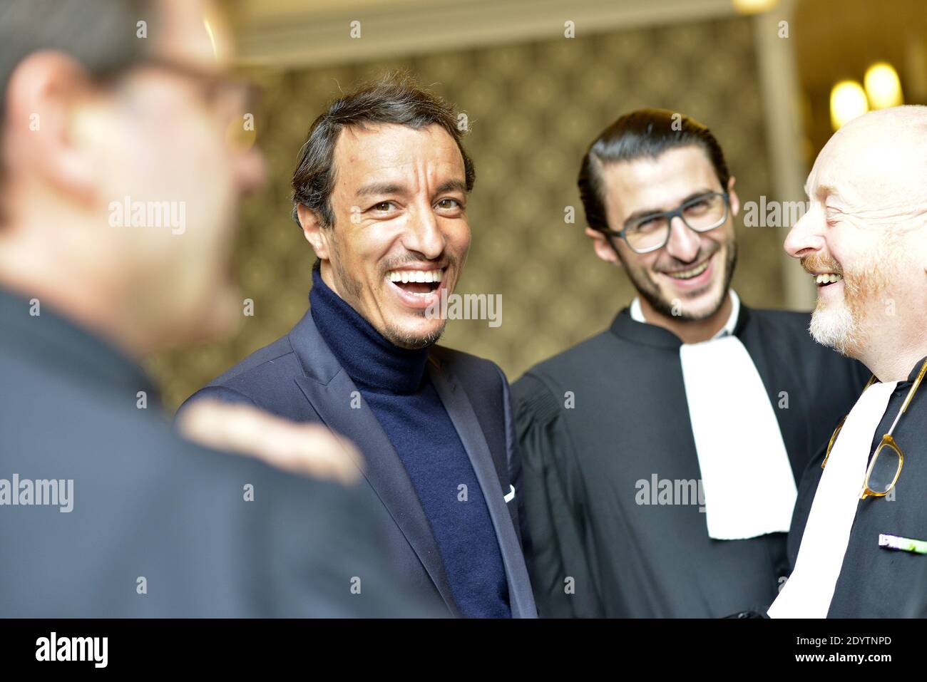 L'ancien avocat français Karim Achoui, flanqué de ses avocats, arrive au palais de justice pour le premier jour du procès des six hommes, membres du crime organisé, qui auraient tenté sa vie en 2007, à Paris, en France, le 17 septembre 2013. Photo de Mousse/ABACAPRESS.COM Banque D'Images L'ancien avocat français Karim Achoui, flanqué de ses avocats, arrive au palais de justice pour le premier jour du procès des six hommes, membres du crime organisé, qui auraient tenté sa vie en 2007, à Paris, en France, le 17 septembre 2013. Photo de Mousse/ABACAPRESS.COM Banque D'Images