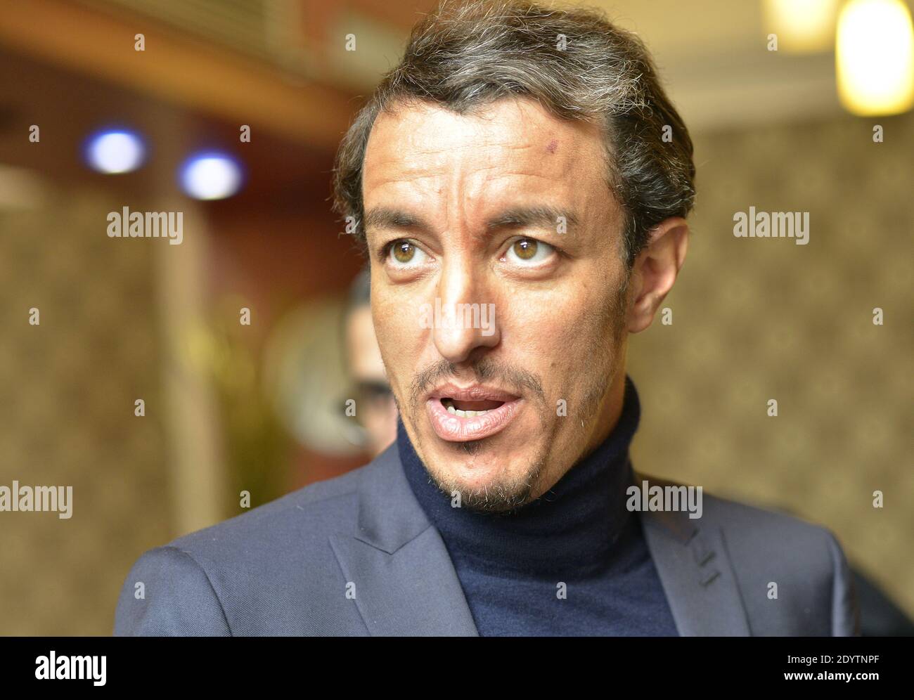 L'ancien avocat français Karim Achoui, flanqué de ses avocats, arrive au palais de justice pour le premier jour du procès des six hommes, membres du crime organisé, qui auraient tenté sa vie en 2007, à Paris, en France, le 17 septembre 2013. Photo de Mousse/ABACAPRESS.COM Banque D'Images L'ancien avocat français Karim Achoui, flanqué de ses avocats, arrive au palais de justice pour le premier jour du procès des six hommes, membres du crime organisé, qui auraient tenté sa vie en 2007, à Paris, en France, le 17 septembre 2013. Photo de Mousse/ABACAPRESS.COM Banque D'Images