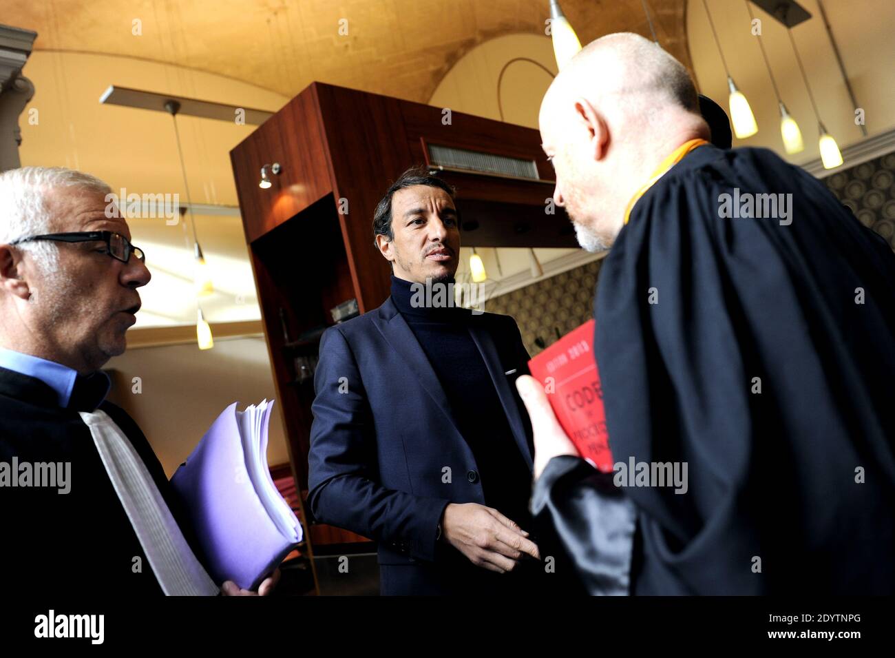 L'ancien avocat français Karim Achoui, flanqué de ses avocats, arrive au palais de justice pour le premier jour du procès des six hommes, membres du crime organisé, qui auraient tenté sa vie en 2007, à Paris, en France, le 17 septembre 2013. Photo de Mousse/ABACAPRESS.COM Banque D'Images L'ancien avocat français Karim Achoui, flanqué de ses avocats, arrive au palais de justice pour le premier jour du procès des six hommes, membres du crime organisé, qui auraient tenté sa vie en 2007, à Paris, en France, le 17 septembre 2013. Photo de Mousse/ABACAPRESS.COM Banque D'Images