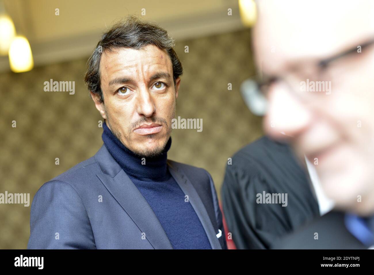 L'ancien avocat français Karim Achoui, flanqué de ses avocats, arrive au palais de justice pour le premier jour du procès des six hommes, membres du crime organisé, qui auraient tenté sa vie en 2007, à Paris, en France, le 17 septembre 2013. Photo de Mousse/ABACAPRESS.COM Banque D'Images L'ancien avocat français Karim Achoui, flanqué de ses avocats, arrive au palais de justice pour le premier jour du procès des six hommes, membres du crime organisé, qui auraient tenté sa vie en 2007, à Paris, en France, le 17 septembre 2013. Photo de Mousse/ABACAPRESS.COM Banque D'Images
