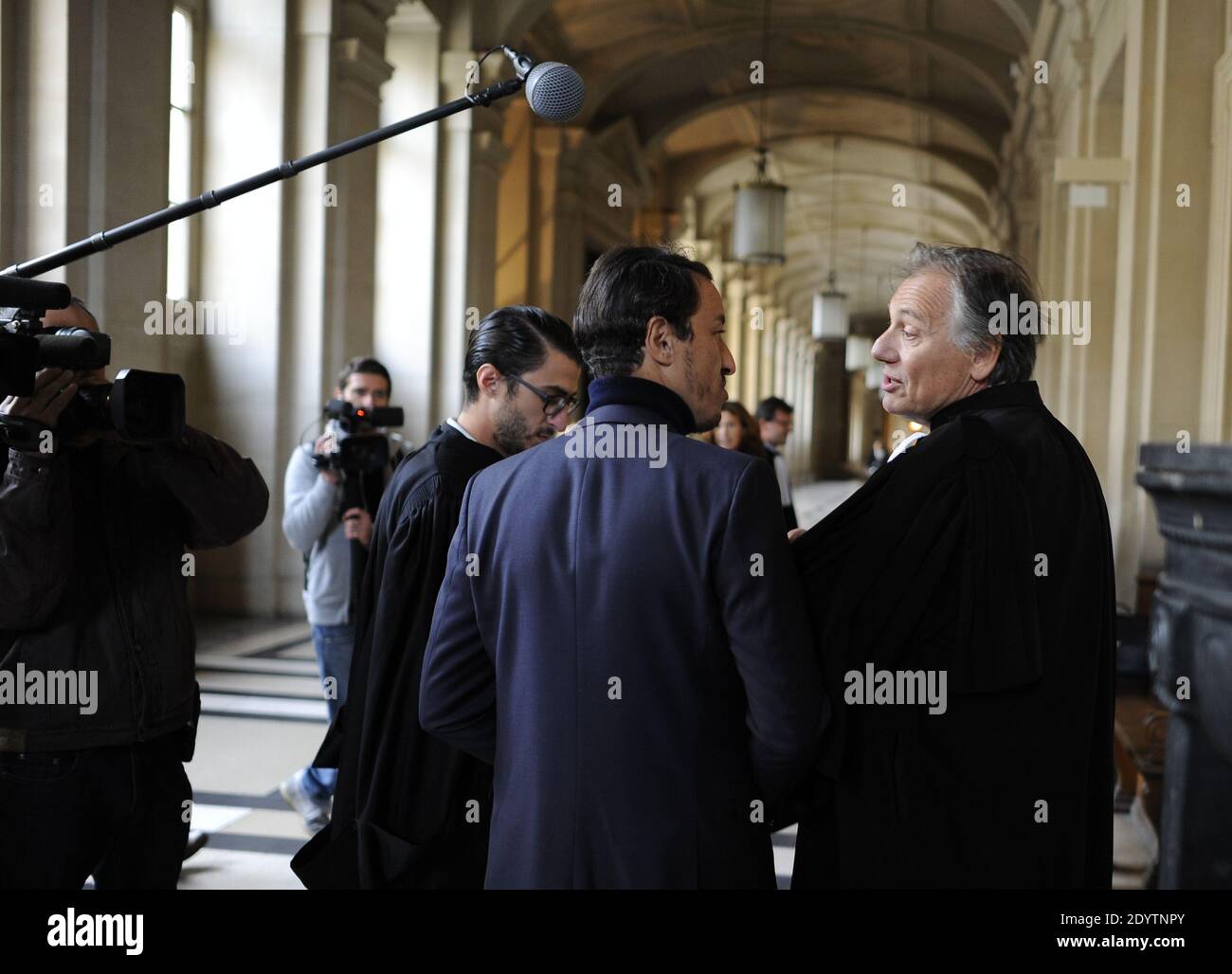 L'ancien avocat français Karim Achoui, flanqué de ses avocats, arrive au palais de justice pour le premier jour du procès des six hommes, membres du crime organisé, qui auraient tenté sa vie en 2007, à Paris, en France, le 17 septembre 2013. Photo de Mousse/ABACAPRESS.COM Banque D'Images L'ancien avocat français Karim Achoui, flanqué de ses avocats, arrive au palais de justice pour le premier jour du procès des six hommes, membres du crime organisé, qui auraient tenté sa vie en 2007, à Paris, en France, le 17 septembre 2013. Photo de Mousse/ABACAPRESS.COM Banque D'Images