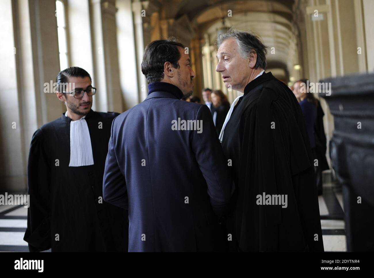 L'ancien avocat français Karim Achoui, flanqué de ses avocats, arrive au palais de justice pour le premier jour du procès des six hommes, membres du crime organisé, qui auraient tenté sa vie en 2007, à Paris, en France, le 17 septembre 2013. Photo de Mousse/ABACAPRESS.COM Banque D'Images L'ancien avocat français Karim Achoui, flanqué de ses avocats, arrive au palais de justice pour le premier jour du procès des six hommes, membres du crime organisé, qui auraient tenté sa vie en 2007, à Paris, en France, le 17 septembre 2013. Photo de Mousse/ABACAPRESS.COM Banque D'Images