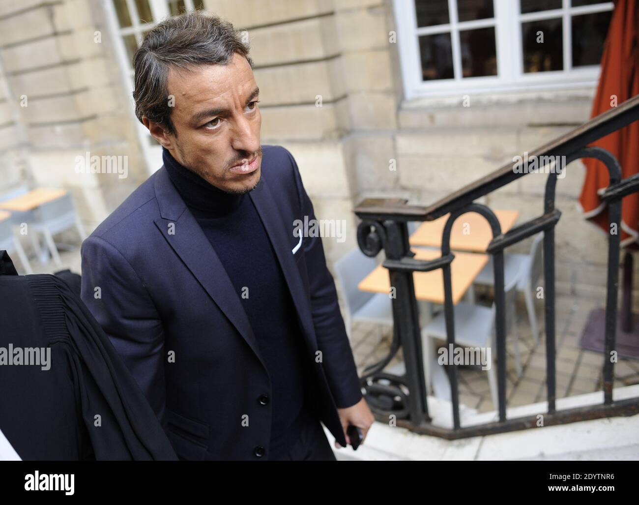 L'ancien avocat français Karim Achoui, flanqué de ses avocats, arrive au palais de justice pour le premier jour du procès des six hommes, membres du crime organisé, qui auraient tenté sa vie en 2007, à Paris, en France, le 17 septembre 2013. Photo de Mousse/ABACAPRESS.COM Banque D'Images L'ancien avocat français Karim Achoui, flanqué de ses avocats, arrive au palais de justice pour le premier jour du procès des six hommes, membres du crime organisé, qui auraient tenté sa vie en 2007, à Paris, en France, le 17 septembre 2013. Photo de Mousse/ABACAPRESS.COM Banque D'Images