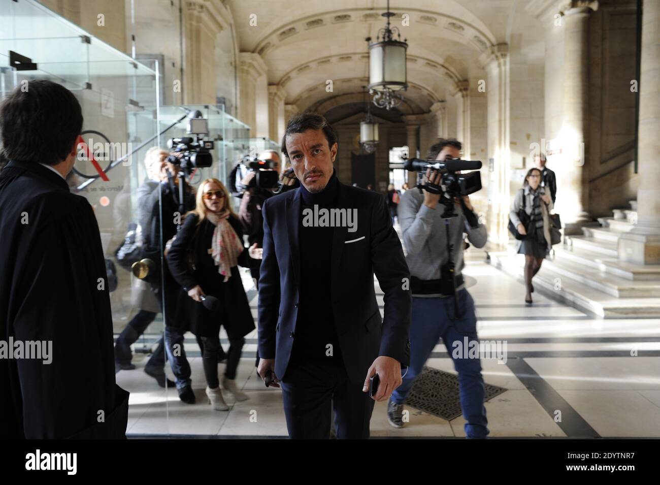 L'ancien avocat français Karim Achoui, flanqué de ses avocats, arrive au palais de justice pour le premier jour du procès des six hommes, membres du crime organisé, qui auraient tenté sa vie en 2007, à Paris, en France, le 17 septembre 2013. Photo de Mousse/ABACAPRESS.COM Banque D'Images L'ancien avocat français Karim Achoui, flanqué de ses avocats, arrive au palais de justice pour le premier jour du procès des six hommes, membres du crime organisé, qui auraient tenté sa vie en 2007, à Paris, en France, le 17 septembre 2013. Photo de Mousse/ABACAPRESS.COM Banque D'Images
