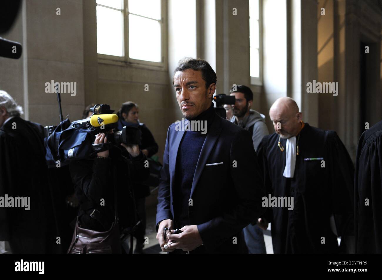L'ancien avocat français Karim Achoui, flanqué de ses avocats, arrive au palais de justice pour le premier jour du procès des six hommes, membres du crime organisé, qui auraient tenté sa vie en 2007, à Paris, en France, le 17 septembre 2013. Photo de Mousse/ABACAPRESS.COM Banque D'Images L'ancien avocat français Karim Achoui, flanqué de ses avocats, arrive au palais de justice pour le premier jour du procès des six hommes, membres du crime organisé, qui auraient tenté sa vie en 2007, à Paris, en France, le 17 septembre 2013. Photo de Mousse/ABACAPRESS.COM Banque D'Images