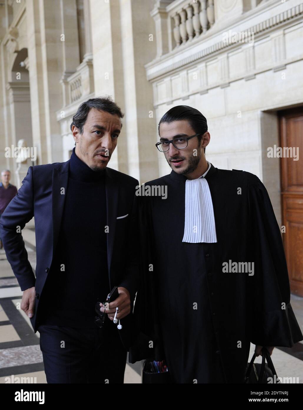 L'ancien avocat français Karim Achoui, flanqué de ses avocats, arrive au palais de justice pour le premier jour du procès des six hommes, membres du crime organisé, qui auraient tenté sa vie en 2007, à Paris, en France, le 17 septembre 2013. Photo de Mousse/ABACAPRESS.COM Banque D'Images L'ancien avocat français Karim Achoui, flanqué de ses avocats, arrive au palais de justice pour le premier jour du procès des six hommes, membres du crime organisé, qui auraient tenté sa vie en 2007, à Paris, en France, le 17 septembre 2013. Photo de Mousse/ABACAPRESS.COM Banque D'Images