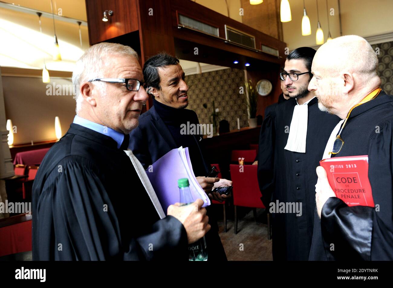 L'ancien avocat français Karim Achoui, flanqué de ses avocats, arrive au palais de justice pour le premier jour du procès des six hommes, membres du crime organisé, qui auraient tenté sa vie en 2007, à Paris, en France, le 17 septembre 2013. Photo de Mousse/ABACAPRESS.COM Banque D'Images L'ancien avocat français Karim Achoui, flanqué de ses avocats, arrive au palais de justice pour le premier jour du procès des six hommes, membres du crime organisé, qui auraient tenté sa vie en 2007, à Paris, en France, le 17 septembre 2013. Photo de Mousse/ABACAPRESS.COM Banque D'Images