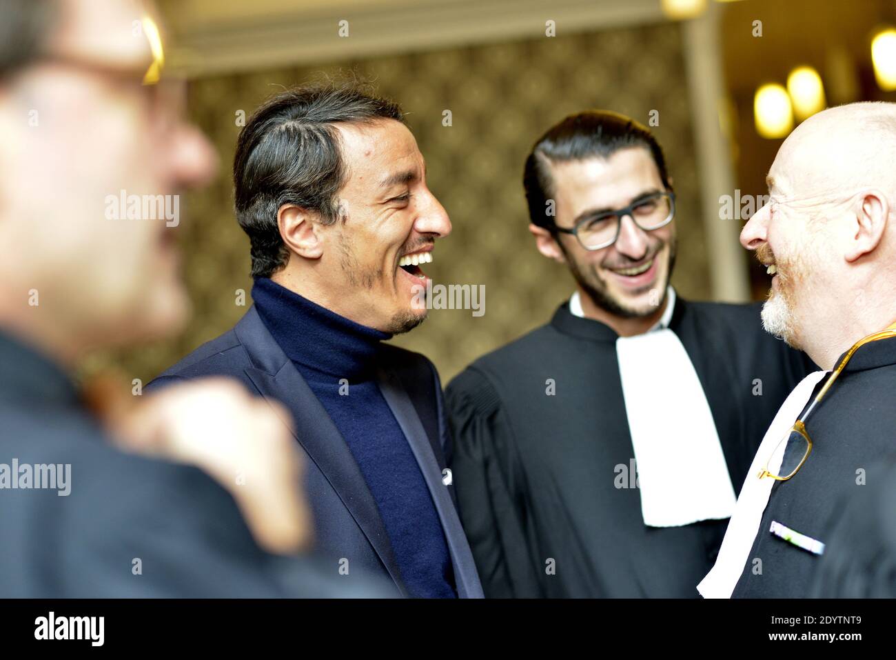 L'ancien avocat français Karim Achoui, flanqué de ses avocats, arrive au palais de justice pour le premier jour du procès des six hommes, membres du crime organisé, qui auraient tenté sa vie en 2007, à Paris, en France, le 17 septembre 2013. Photo de Mousse/ABACAPRESS.COM Banque D'Images L'ancien avocat français Karim Achoui, flanqué de ses avocats, arrive au palais de justice pour le premier jour du procès des six hommes, membres du crime organisé, qui auraient tenté sa vie en 2007, à Paris, en France, le 17 septembre 2013. Photo de Mousse/ABACAPRESS.COM Banque D'Images