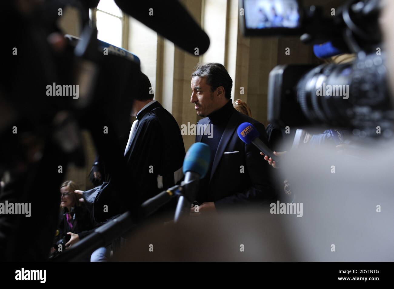L'ancien avocat français Karim Achoui, flanqué de ses avocats, arrive au palais de justice pour le premier jour du procès des six hommes, membres du crime organisé, qui auraient tenté sa vie en 2007, à Paris, en France, le 17 septembre 2013. Photo de Mousse/ABACAPRESS.COM Banque D'Images L'ancien avocat français Karim Achoui, flanqué de ses avocats, arrive au palais de justice pour le premier jour du procès des six hommes, membres du crime organisé, qui auraient tenté sa vie en 2007, à Paris, en France, le 17 septembre 2013. Photo de Mousse/ABACAPRESS.COM Banque D'Images
