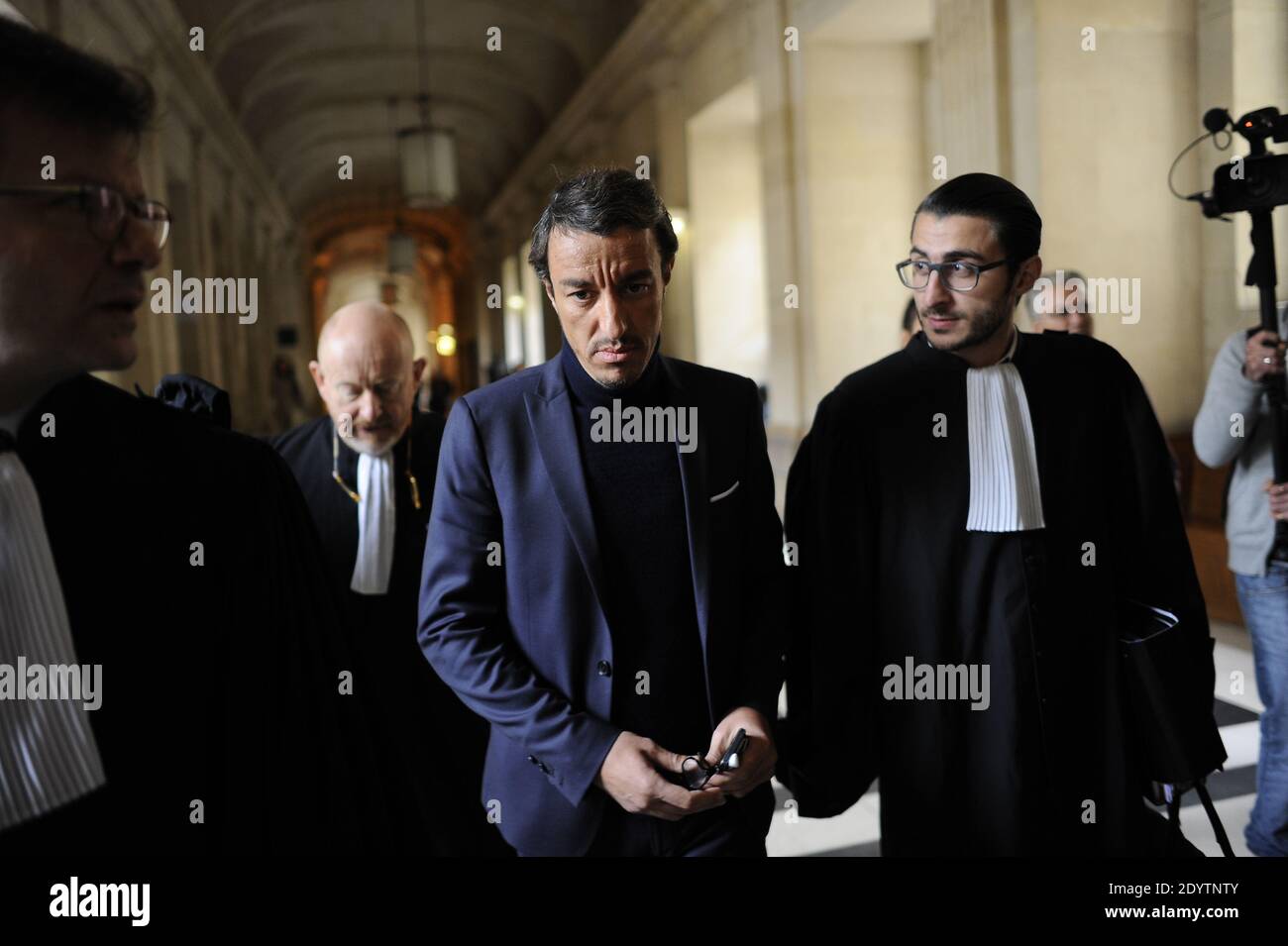 L'ancien avocat français Karim Achoui, flanqué de ses avocats, arrive au palais de justice pour le premier jour du procès des six hommes, membres du crime organisé, qui auraient tenté sa vie en 2007, à Paris, en France, le 17 septembre 2013. Photo de Mousse/ABACAPRESS.COM Banque D'Images L'ancien avocat français Karim Achoui, flanqué de ses avocats, arrive au palais de justice pour le premier jour du procès des six hommes, membres du crime organisé, qui auraient tenté sa vie en 2007, à Paris, en France, le 17 septembre 2013. Photo de Mousse/ABACAPRESS.COM Banque D'Images