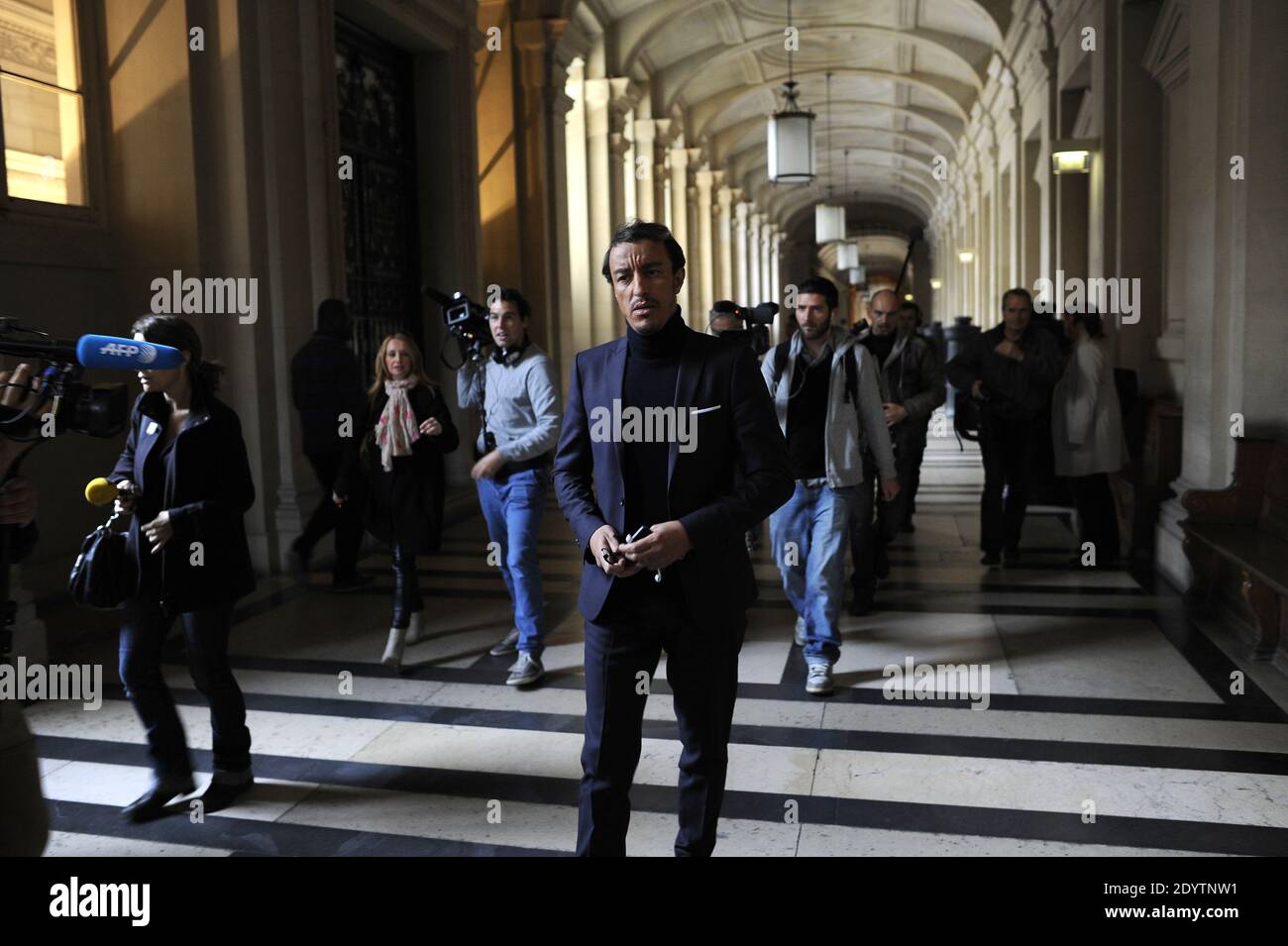 L'ancien avocat français Karim Achoui, flanqué de ses avocats, arrive au palais de justice pour le premier jour du procès des six hommes, membres du crime organisé, qui auraient tenté sa vie en 2007, à Paris, en France, le 17 septembre 2013. Photo de Mousse/ABACAPRESS.COM Banque D'Images L'ancien avocat français Karim Achoui, flanqué de ses avocats, arrive au palais de justice pour le premier jour du procès des six hommes, membres du crime organisé, qui auraient tenté sa vie en 2007, à Paris, en France, le 17 septembre 2013. Photo de Mousse/ABACAPRESS.COM Banque D'Images