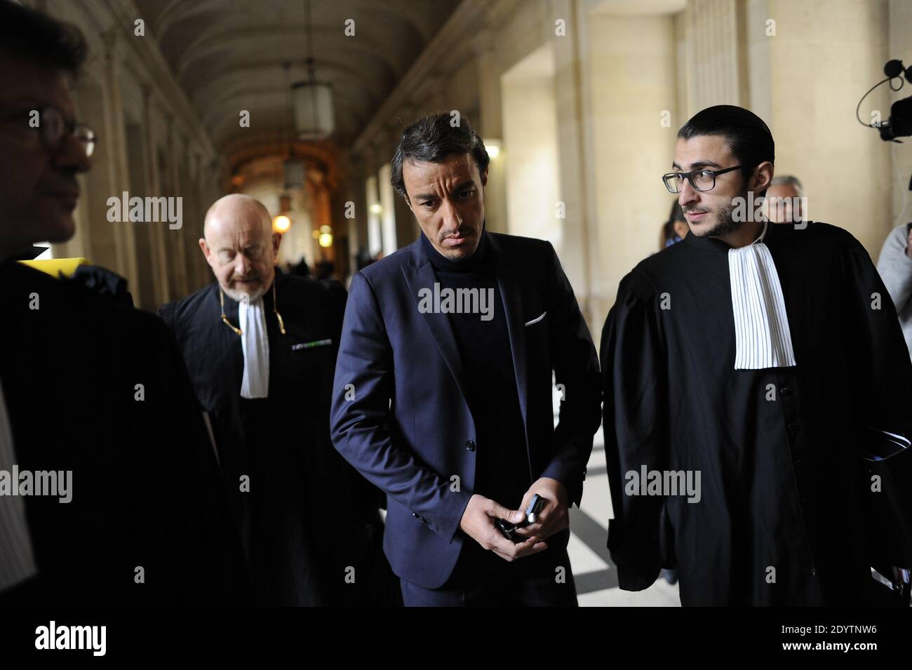 L'ancien avocat français Karim Achoui, flanqué de ses avocats, arrive au palais de justice pour le premier jour du procès des six hommes, membres du crime organisé, qui auraient tenté sa vie en 2007, à Paris, en France, le 17 septembre 2013. Photo de Mousse/ABACAPRESS.COM Banque D'Images L'ancien avocat français Karim Achoui, flanqué de ses avocats, arrive au palais de justice pour le premier jour du procès des six hommes, membres du crime organisé, qui auraient tenté sa vie en 2007, à Paris, en France, le 17 septembre 2013. Photo de Mousse/ABACAPRESS.COM Banque D'Images