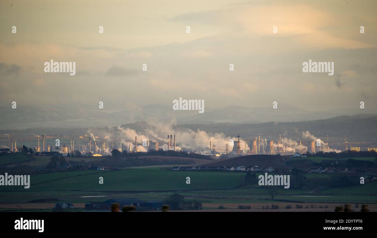 Stirling, Écosse, Royaume-Uni. 27 décembre 2020. Photo : la raffinerie de pétrole de Grangemouth travaille pendant le deuxième jour du confinement de la phase 4 festive. L'usine de Mossmorran a promis de ne plus faire de torchage non planifié pendant la période des fêtes. Crédit : Colin Fisher/Alay Live News Banque D'Images