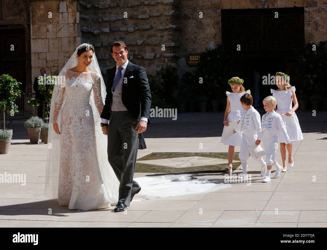 Le prince Felix et la princesse Claire de Luxembourg quittent la basilique Sainte-Marie-Madeleine après leur mariage religieux, à Saint-Maximin-la-Sainte-Baume, dans le sud de la France, le 21 septembre 2013. Photo par ABACAPRESS.COM Banque D'Images