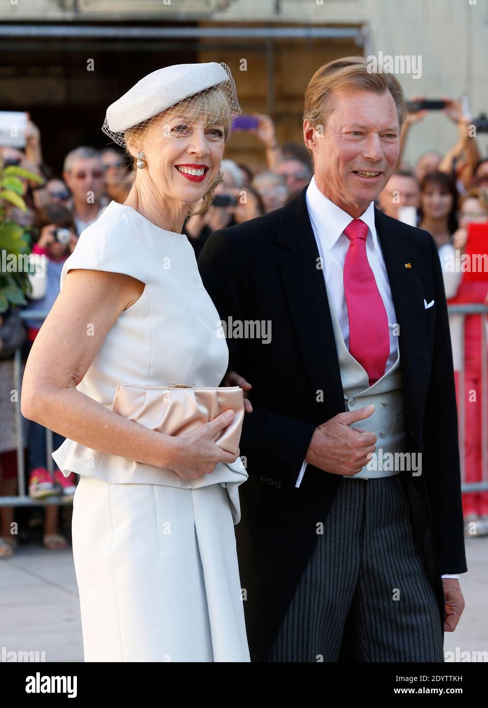 Le grand-duc Henri de Luxembourg et la mère de la mariée Gabriele Lademacher arrivent pour le mariage religieux du prince Felix et de la princesse Claire de Luxembourg à la basilique Sainte-Marie-Madeleine, à Saint-Maximin-la-Sainte-Baume, dans le sud de la France, le 21 septembre 2013. Photo par ABACAPRESS.COM Banque D'Images