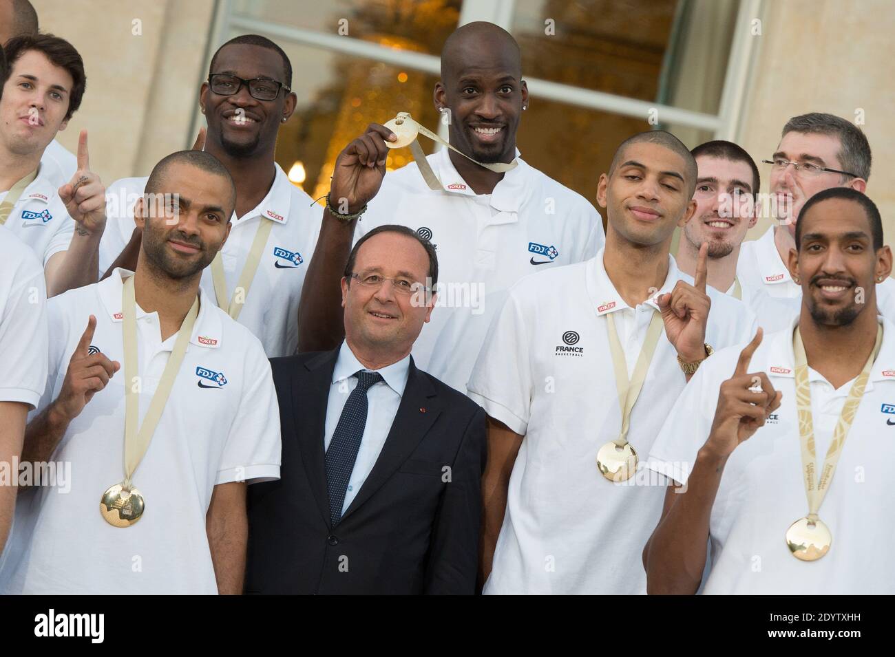 Le président français François Hollande reçoit des joueurs de l'équipe  nationale française de basket-ball qui ont remporté les championnats  d'Europe à l'Elysee Palace à Paris, en France, le 23 septembre 2013. Photo