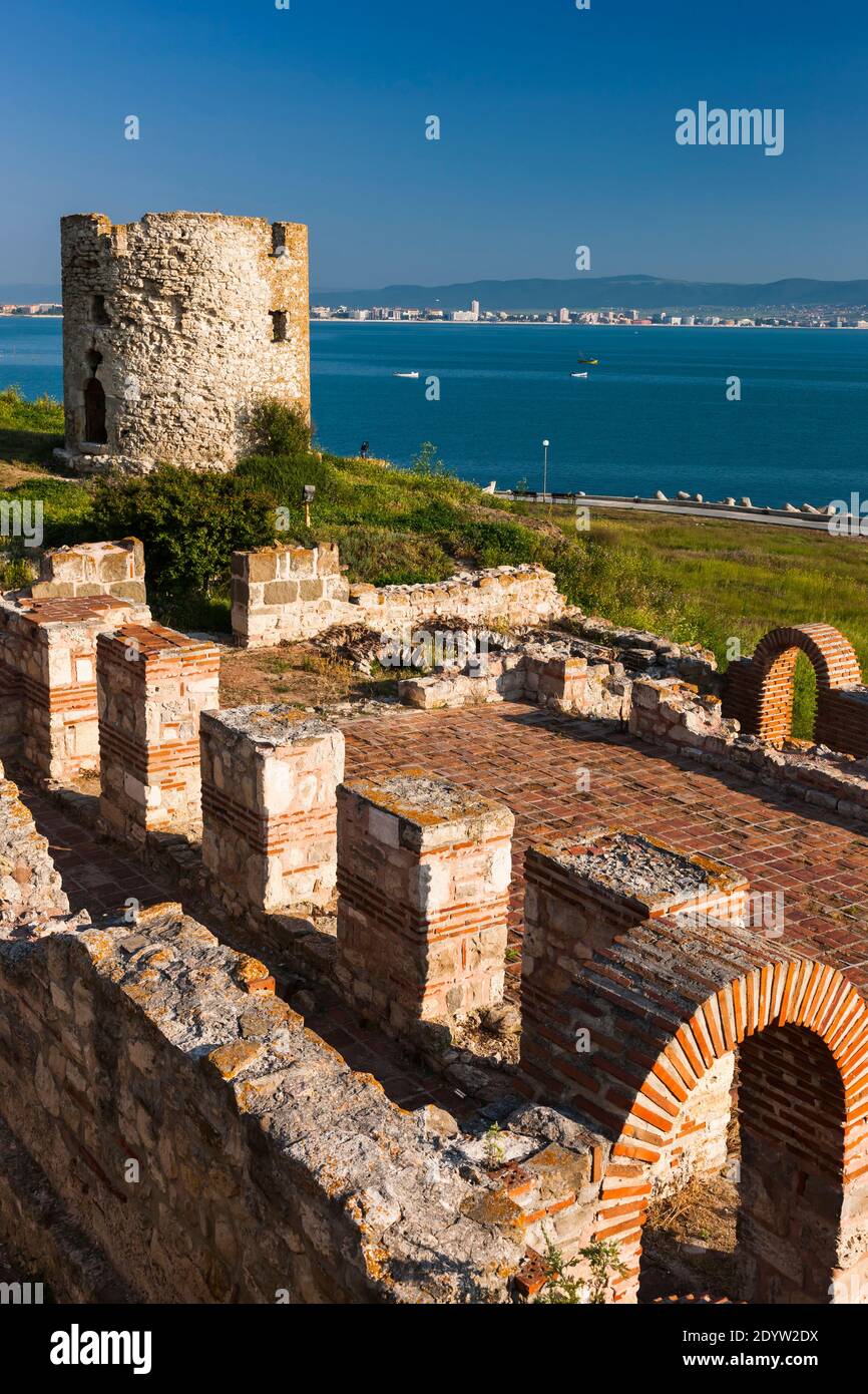 Ruines de l'église Sainte-mère Éléusa, et mer Noire, ancienne ville de Nessebar, Nessebar, Nessebar, province de Burgas, Bulgarie, Europe du Sud-est, Europe Banque D'Images