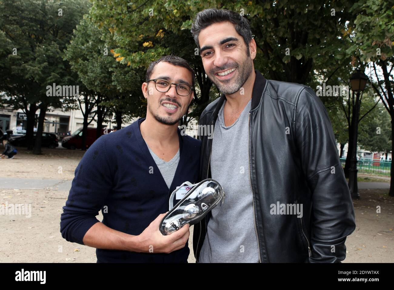 Brahim Asloum et Ary Abittan participant au Tournoi de pétanque au profit de l'association 'Méghanora' qui s'est tenue à la place des Invalides à Paris, France, le 29 septembre 2013. Photo de Audrey Poree/ABACAPRESS.COM Banque D'Images