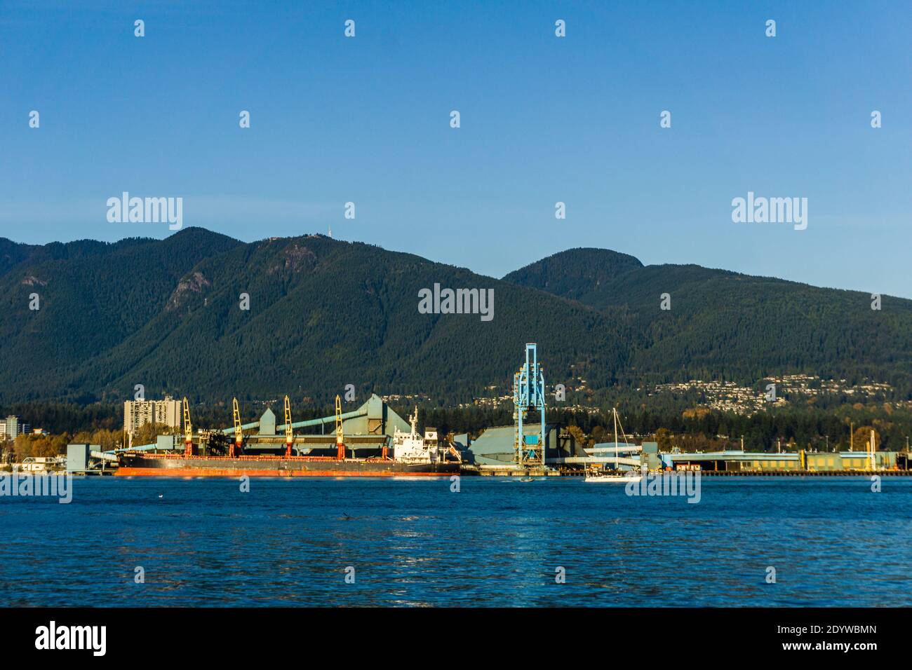 NORTH VANCOUVER, CANADA - le 27 OCTOBRE 2019 : terminaux de Pembina Canada de l'autre côté du port de Vancouver Banque D'Images