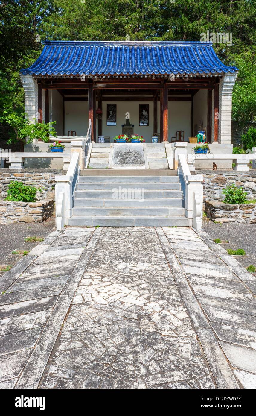 Jardin du temple chinois, Naumkeag, Stockbridge, ma. Un bas-relief dragon orne l'escalier en marbre de l'autel. Toit avec carreaux de terre cuite au verre bleu. Banque D'Images