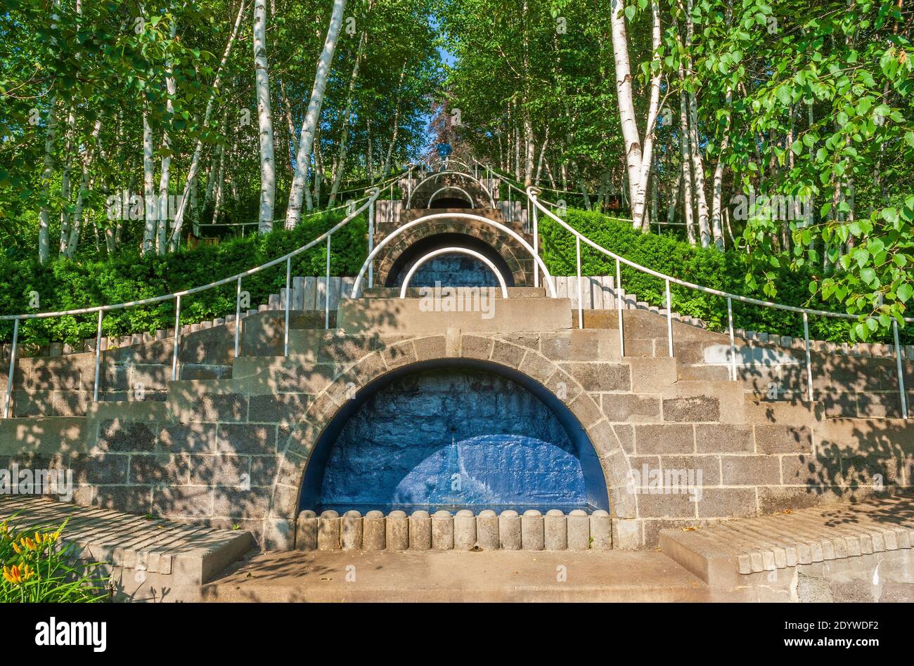 Blue Steps of Naumkeag - un double escalier à travers les haies à youches et les bouleaux. Balustrades blanches courbes et grottes peintes en bleu. Stockbridge, Massachusetts, États-Unis. Banque D'Images
