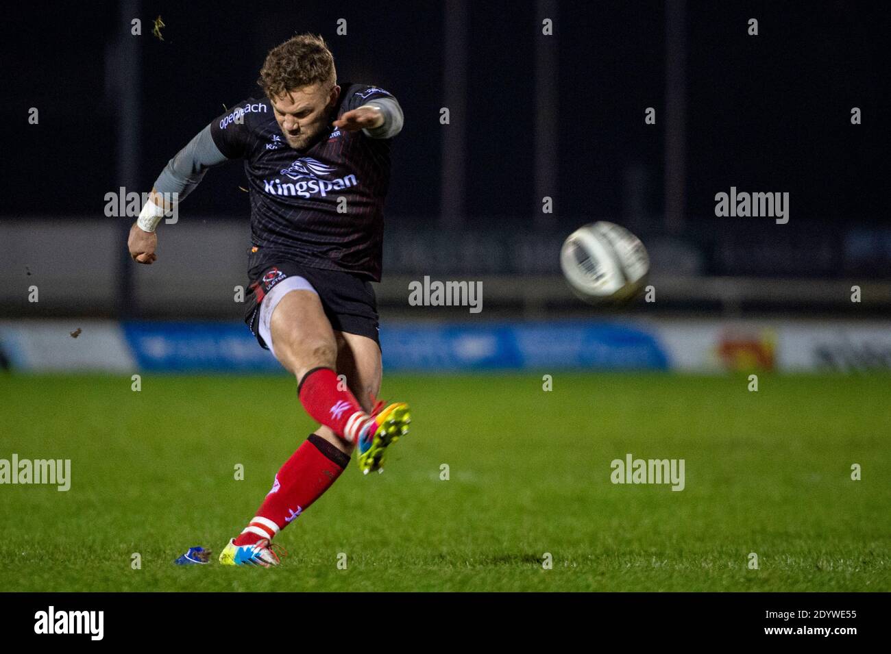 Galway, Irlande. 27 décembre 2020. Ian Madigan d'Ulster prend un coup de pied de pénalité lors du match Guinness PRO14 Round 9 entre Connacht Rugby et Ulster Rugby au Sportsground de Galway, Irlande le 27 décembre 2020 (photo par Andrew SURMA/SIPA USA) Credit: SIPA USA/Alay Live News Banque D'Images