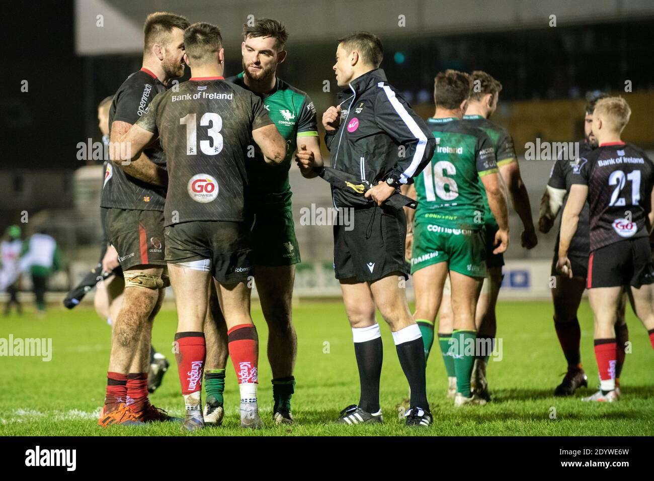 Galway, Irlande. 27 décembre 2020. James Hume d'Ulster et Tom Daly de Connacht pendant le match Guinness PRO14 Round 9 entre Connacht Rugby et Ulster Rugby au Sportsground de Galway, Irlande le 27 décembre 2020 (photo par Andrew SURMA/SIPA USA) Credit: SIPA USA/Alamy Live News Banque D'Images