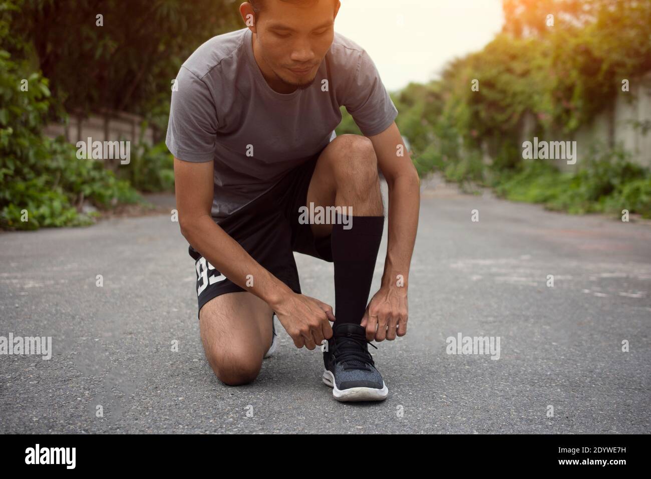 Porteur lié dans les chaussures,homme courir dans la rue soit en marche  pour exercer,Run sports contexte et libre à chaussure de course Photo Stock  - Alamy