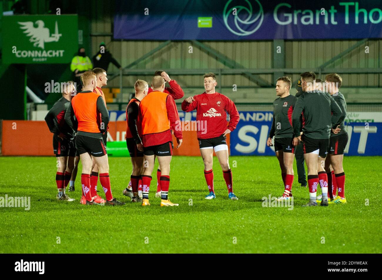 Galway, Irlande. 27 décembre 2020. Ulster joueurs pendant l'échauffement avant le match Guinness PRO14 Round 9 entre Connacht Rugby et Ulster Rugby au Sportsground de Galway, Irlande le 27 décembre 2020 (photo par Andrew SURMA/SIPA USA) Credit: SIPA USA/Alay Live News Banque D'Images