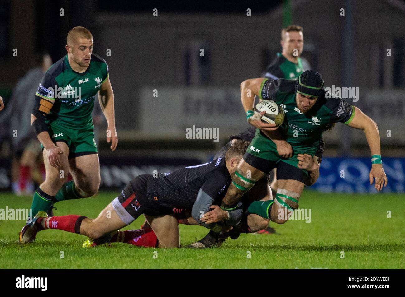 Galway, Irlande. 27 décembre 2020. Ultan Dillane du Connacht affronté par Ian Madigan d'Ulster lors du match Guinness PRO14 Round 9 entre Connacht Rugby et Ulster Rugby au Sportsground de Galway, Irlande le 27 décembre 2020 (photo par Andrew SURMA/SIPA USA) Credit: SIPA USA/Alay Live News Banque D'Images