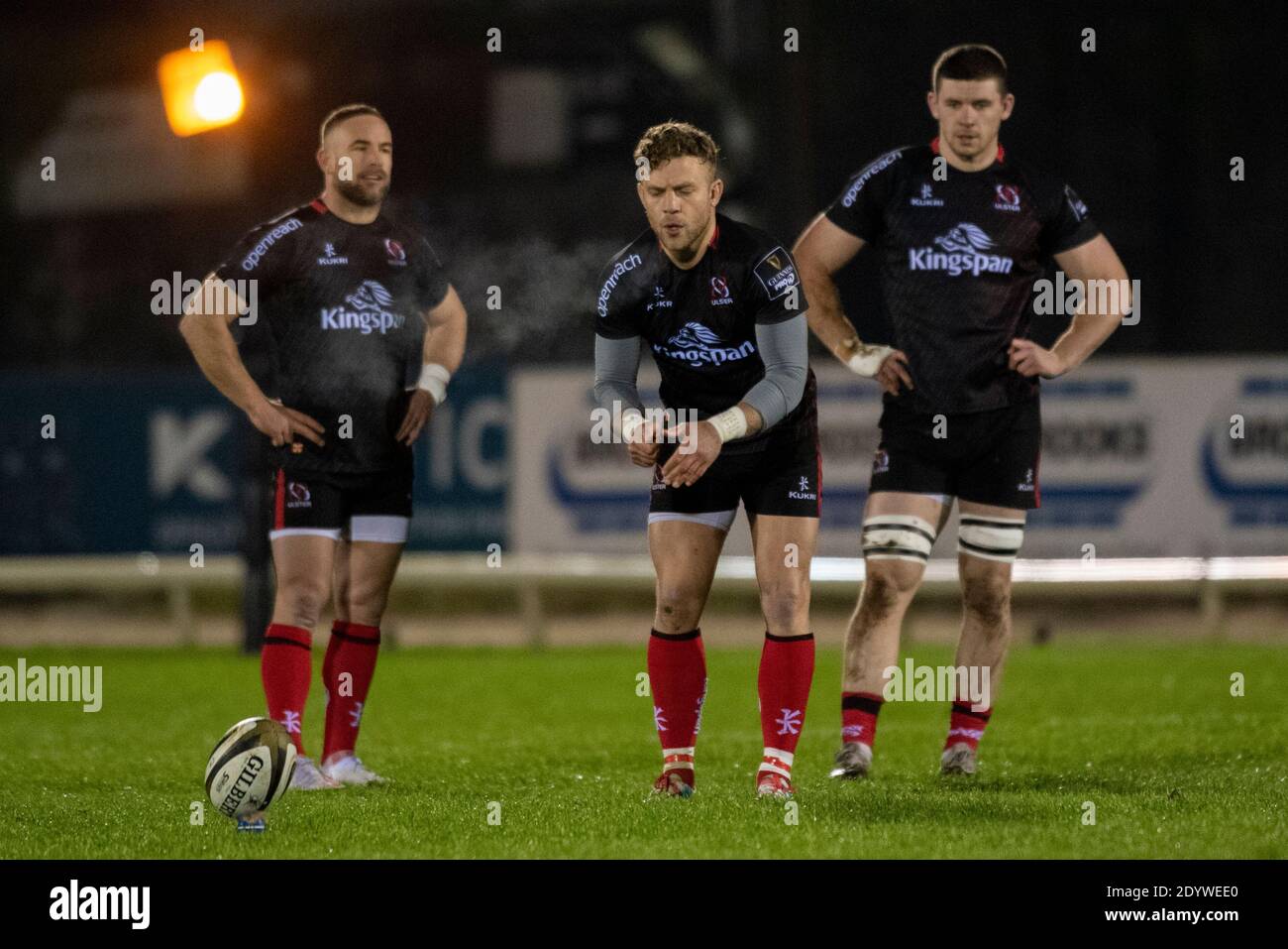 Galway, Irlande. 27 décembre 2020. Ian Madigan d'Ulster se prépare à prendre un coup de pénalité lors du match Guinness PRO14 Round 9 entre Connacht Rugby et Ulster Rugby au Sportsground de Galway, Irlande le 27 décembre 2020 (photo par Andrew SURMA/SIPA USA) Credit: SIPA USA/Alay Live News Banque D'Images